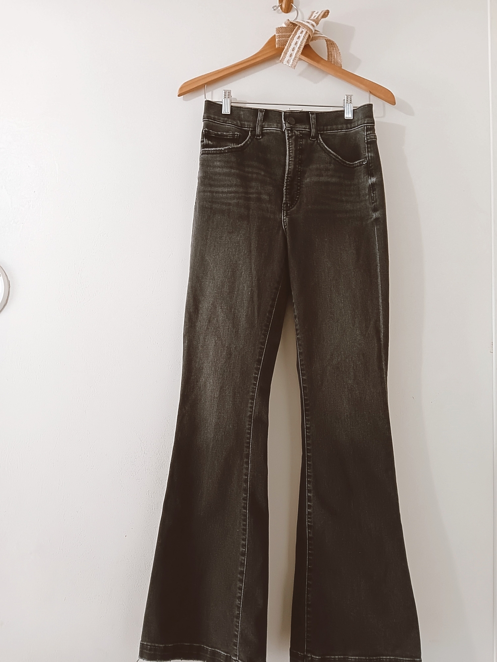 EXPRESS HIGH RISE VINTAGE CHARCOAL ASH BLACK DENIM JEAN FLARE LEG PANTS SIZE 6